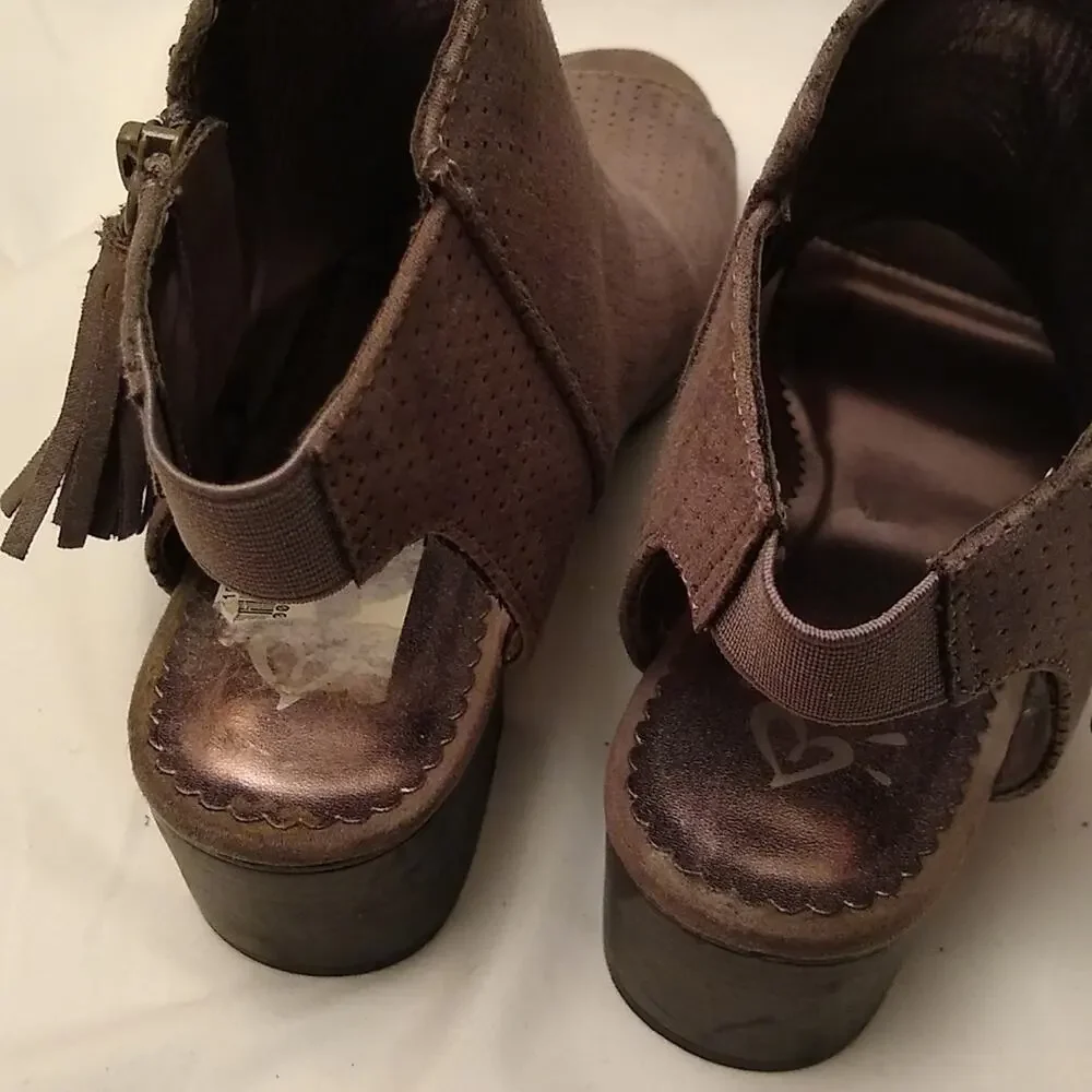 Justice girls size 5 open toe and back gray ankle boots.